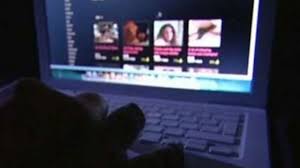 İşten çıkarılan kadın, şirket yöneticilerinin telefonunu cinsel içerikli  sitelerde paylaştı! - Hukuki Haber