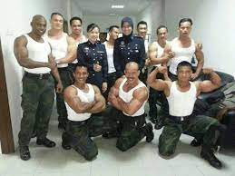 Ketua polis daerah putrajaya, acp rosly hassan berkata bertindak atas maklumat, sepasukan polis telah menemui sebuah kenderaan berwarna hitam dan berceloreng di kawasan letak kenderaan kuarters. Polis Hutan Badang Pdrm Cantik Seluar Celoreng Hijau Tu Sejuk Mata Memandang Nye 3 Ehemm Ehemm Facebook