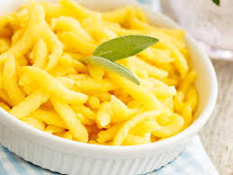 Spatzleteig Aus Kurbis Sollten Sie Unbedingt Probieren So Werden Aus Hokkaido Und Co Im Handumdrehen Kostliche Knopfle Kurbisspatzle Spatzle Spatzleteig