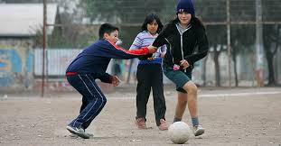 53962927 ninos jugando al futbol en el parque de la ilustracion. Las 20 Reglas Del Futbol Callejero Entre Ninos Para Nostalgicos Que No Lo Olvidan Guioteca