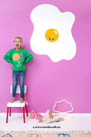 De creatieve katrien van wonderwalls onthult hoe zij het doet. Eggmoji A Diy Mural By Wonderwalls Katrien Vanderlinden This Is A Mural Featured In My Book This Book Explains How To Wonderwall Muurschildering Diy Boek