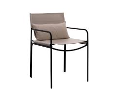Zierlich wie ein stuhl und bequem wie ein sessel schafft er elegant den übergang zwischen sitzen und loungen. Pool Outdoor Stuhl Designermobel Architonic