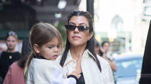 Reign aston disick (born december 14, 2014) is kourtney & scott 's son and mason & penelope 's little brother. Kourtney Wutend User Attackiert Sohn Wegen Seiner Haare Promiflash De
