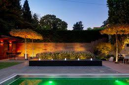 Herbstgarten Mit Pool Durch Indirekte Beleuchtung Eindrucksvoll In Szene Gesetzt Licht Im Garten Lichtplanung Beleuchtungskonzepte