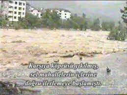 Bartın'ın çakraz sahilinde yaşanan sel felaketinde 3 katlı evinin çökmesi ve arabasının denize sürüklenmesini saniye saniye. Devrek Seli 1998 Youtube