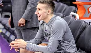 Heroj jastrebova bio je bogdan bogdanović poenima sa linije penala osam sekundi pre kraja. Video Dobar Glas Cuje Se Do Sakramenta Bogdan Bogdanovic Cestitao Fudbalskom Klubu Perucac Informer
