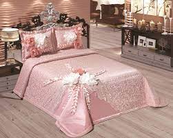 Kupon yatak örtüleri, nevresim takımı da içererek, yatak örtüsü ve nevresimin uyum içerisinde olmasını arzu edenlerin tercihi oluyor. Paristanbul Cift Kisilik Feride Pudra Yatak Ortusu Takimi Urunune Ait Fiyat Resim Ve Detay Bilgileri Ile Bu Urune Benzer Fark Yatak Yatak Ortusu Yatak Setleri