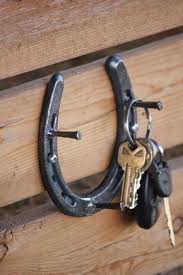 26 Rustic Horseshoe Home Decor Ideas Horseshoe Decor Horseshoe Art Horseshoe Crafts