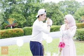 Selain tak kalah tampan dari baim wong, faris. Elfira Loy Tunai Azam Baru Untuk Berhijab 1001 Magazine