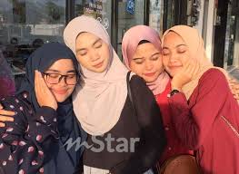 Eksklusif komunis mati berlonggok ditembak mahmor said. Hilang 3 Sahabat Serentak Wanita Ini Kongsi Apa Berlaku Di Grup Whatsapp Sehari Sebelum Kejadian Saya Ada Komen Dia Tak Respon Seperti Kebiasaan Viral Mstar
