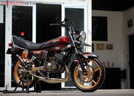 Pada modifikasi ini, tutup tangki rx king di buat variasi dengan menggunakan bentuk mahkota yang fungsinya memang untuk mempercantik body motor bagian tanki. Yamaha Rx King Tampil Lebih Modern Pelek Rcb Airbrush Mewah Gridoto Com