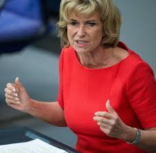 Born 5 may 1954) is a german politician of the christian social union (csu). Bundestag Der Pikante Nebenjob Der Csu Politikerin Wohrl Welt
