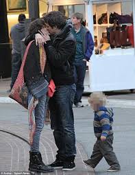 En 2003, dans le film «jeux d'enfants», marion cotillard interprétait sophie et guillaume canet jouait julien, deux personnages irrésistiblement attirés l'un par l'autre dont les chemins vont se. Marion Cotillard French Kisses Her Beau Guillaume Canet On Family Outing With Son Marion Cotillard Guillaume Canet Marion Cotilard