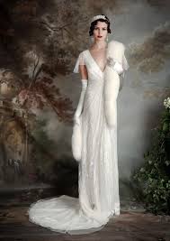 Im hochzeitsshop von asos findest du aktuelle brautkleider und moderne hochzeitskleidung für den ganz großen tag. Sparkling Wedding Dress With A Deep V Neckline And Cap Sleeves A Small Train And A Faux Fur Shawl Gatsby Hochzeit 1920er Hochzeit Deco Hochzeit