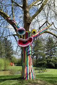 Les Genies Du Jardin Installation Creation Creation Du Genies Installation Jardin Les Recuperation Outdoor Art Tree Art Yarn Bombing