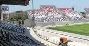 It has a capacity of 20,000 spectators. Estadio Romelio Martinez Ultracem Cemento Y Concreto