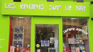 Quant aux enfants qui n'auraient pas encore développé de goût pour la lecture, corinne et valérie sont toujours d'excellent conseil pour aider les plus a tel point qu'elles travaillent déjà avec 15 classes du 18ème arrondissement autour du projet « lectures sur le toit », dont le but est de faciliter l'accès aux. Les Enfants Sur Le Toit File Dans Ton Livre