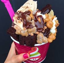 Le Yaourt Glace De La Vanille Avec Les Brownies Le Chocolat La Pate A Biscuits Et Le Beurre De Cacahuete Food Love Food Yummy Food