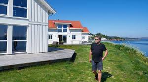 Bjarne brøndbo se educó para convertirse en maestro, pero después de que su carrera musical tuvo éxito, no ha trabajado. Namdalen Dde Hytteprosjekt Ble Ikke Gullgruve For Bjarne Brondbo Endte Med Dundrende Tap