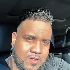 Roby Marte 🤡👑🎊🎂🥳🎁🎈🎉 El siempre niño, el niño grande, Roby Marte,  está celebrando su cumpleaños hoy. Un tipo que adora el baloncesto y  defensor de Los Hermanos Aracena. Ayyyy cañajo. Felicidades  🎉🎈🎂🎁🥳🤡🎊👑