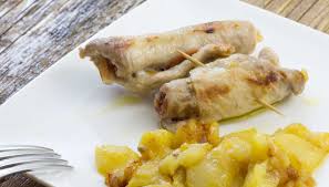 Rimuovere dalle fettine di tacchino il grasso e le parti nervose e batterle delicatamente con il batticarne, coprendole un foglio di carta da forno per non romperle. Involtini Di Tacchino E Speck Al Limone Originali E Appetitosi