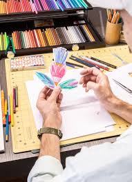 نوافذ عرض بوتيك فان كليف أند آربلز تتزين بعرض أزهار للفنان ألكسندر بنجامين نافيت صحيفة سويفت نيوز