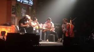 Les deux garçons âgés de 21 ans et 24 ans continuent de vivre leur rêve suite au succès de leur premier album. Bigflo Oli Accor Hotel Arena Bercy 09 12 18 Vianney La Meme Youtube