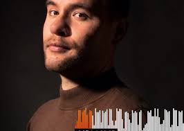 BOBBY MAYA ✨ @djbobbymaya staat bekend om zijn unieke mix van downtempo,  wereldmuziek, deephouse, afrohouse en indie dance. Ga mee op zijn muzikale  reis, waarbij stijlen en culturen naadloos in elkaar overvloeien.