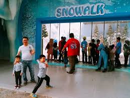 Dengan demikian objek wisata ini cocok dikunjungi oleh siapa saja baik dari anak, remaja, hingga dewasa. Experiencing Winter Wonderland At Snowalk I City Shah Alam Let S Roll With Carol