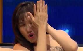 Biểu cảm giật mình hoảng hốt rồi che mặt trên sóng truyền hình cực đáng yêu  của Hari Won