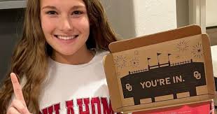 Lauren Vanhorn's Instagram, Twitter & Facebook