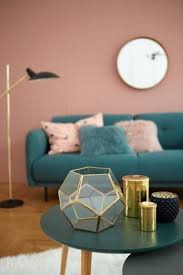 In this room, powder blue walls and a white fireplace make a pleasant pair. Wohnzimmer Rosa Smaragd Und Goldakzente 2019 Wohnzimmer Rosa Smaragd Und Goldakzente Goldakzente Smar Pink Living Room Gold Living Room Teal Living Rooms