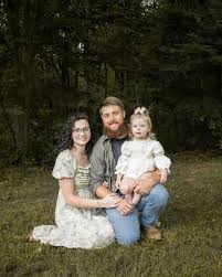 I love capturing consistent feelings (warm & nostalgia) in sessions, all  while being able to edit them to match the vibe of the location and  individual people ☺️ #huntsvilleal #huntsvillephotographer #northalabama  #alabamaphotographer #