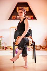 Mitarbeiter dienen als fundament für den unternehmenserfolg! Yoga Auf Dem Stuhl Yoga Orange