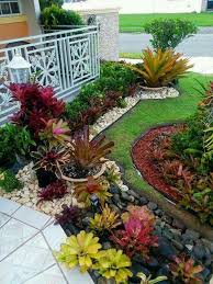 35 Amazing Front Yard Design To Maximize Your Garden Space Front Yard Design Front Yard Tropical Landscaping