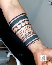 A simple daisy looks cute or you could even have a whole daisy chain tattooed around your wrist. Top 30 Amazing Bracelet Tattoo Ideas 2021 Updated Saved Tattoo