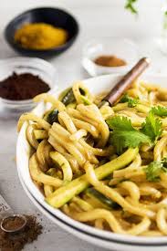 one pot udon and zucchini noodle curry bowls life as a strawberry rezept gesunde vegetarische rezepte nudel curry
