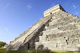 Chichén itzá fue fundada hacia el año 525 d.c., durante «la primera bajada o bajada pequeña del oriente» los múltiples y monumentales edificios de la explanada de chichén itzá están presididos por la pirámide de kukulcán, llamada por muchos el. Chichen Itza Piramide De La Serpiente Emplumada Mexico Fotos Retratos Imagenes Y Fotografia De Archivo Libres De Derecho Image 12800004