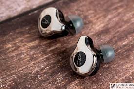 The e12 comes in a slipcover box with the name and graphic of the headphone on the front and the specs shown on the reverse along with a picture of the case with earpieces seated in it. Sabbat E12 Ultra Tws Review Prime Audio Reviews