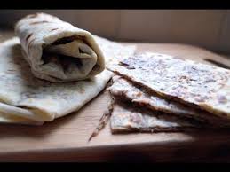 خبز الصاج التركي محشو بالكفتة المتبلة فطائر محشية بالطريقة التركية غوزلمي المطبخ التركي Turkish Flat Bread Turkish Recipes Food