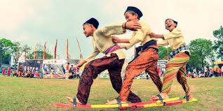 Permainan tradisional lompat tali peraturan dan cara bermain permainan dimainkan oleh 3 orang atau lebih. Mengenal 39 Permainan Tradisional Yang Bisa Dimainkan Dengan Alat Atau Tanpa Alat Merdeka Com