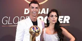 Cristiano ronaldo hat seinen 35. Mega Geschenk Zum Geburtstag Model Mit Protz Uberraschung Fur Cristiano Ronaldo Mopo