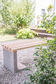 Sitzbänke aus beton sind äußerst stilvoll und eignen sich gut für gärten, die nach der fernöstlichen feng shui lehre gestaltet sitzbank mit integriertem blumentopf. Diy Gartenbank Mit Beton Und Holz Leelah Loves