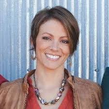 Shelley Holloway's Instagram, Twitter & Facebook