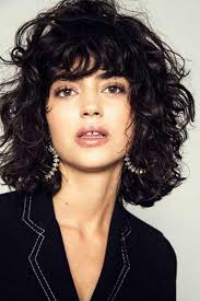 Carre Frises Avec Frange Cheveux Coiffures Courtes Cheveux Boucles Coupe De Cheveux