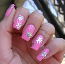 Decorating hand nails and foot nails with nail polish is known as nail art and it is popular all over you can decorate your nails for christmas, or for birthday with a theme that suits the occasion. Decorate Your Nails With Tin Foil Craftynail