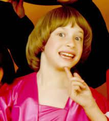 Ginny hoffman fue una de las niñas más famosas de la televisión mexicana desde su debut en 1980, durante su infancia participó en una gran variedad de programas, pero saltó a la fama cuando se unió al elenco de chiquilladas donde, gracias a su talento, fue una de las actrices principales. Asi Se Ven Ahora Quienes Formaron Parte De Chiquilladas Kebuena