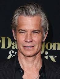 Robin Picks Out a Costume in New LEGO Batman Movie Clip