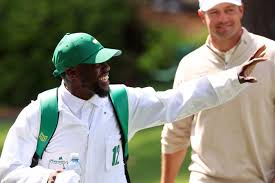Kevin Hart, Jason Kelce caddie at Masters Par 3 contest