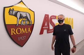 The perfect gift to give or receive: Like A Superstar Jose Mourinho Gets A Lively Welcome When He Arrives At As Roma Headquarters Okezone Bola Archyworldys